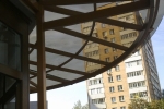 Козырьки-навесы над стилобатом с крышей из монолитного поликарбоната.