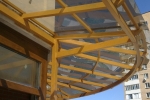 Козырьки-навесы над стилобатом с крышей из монолитного поликарбоната.